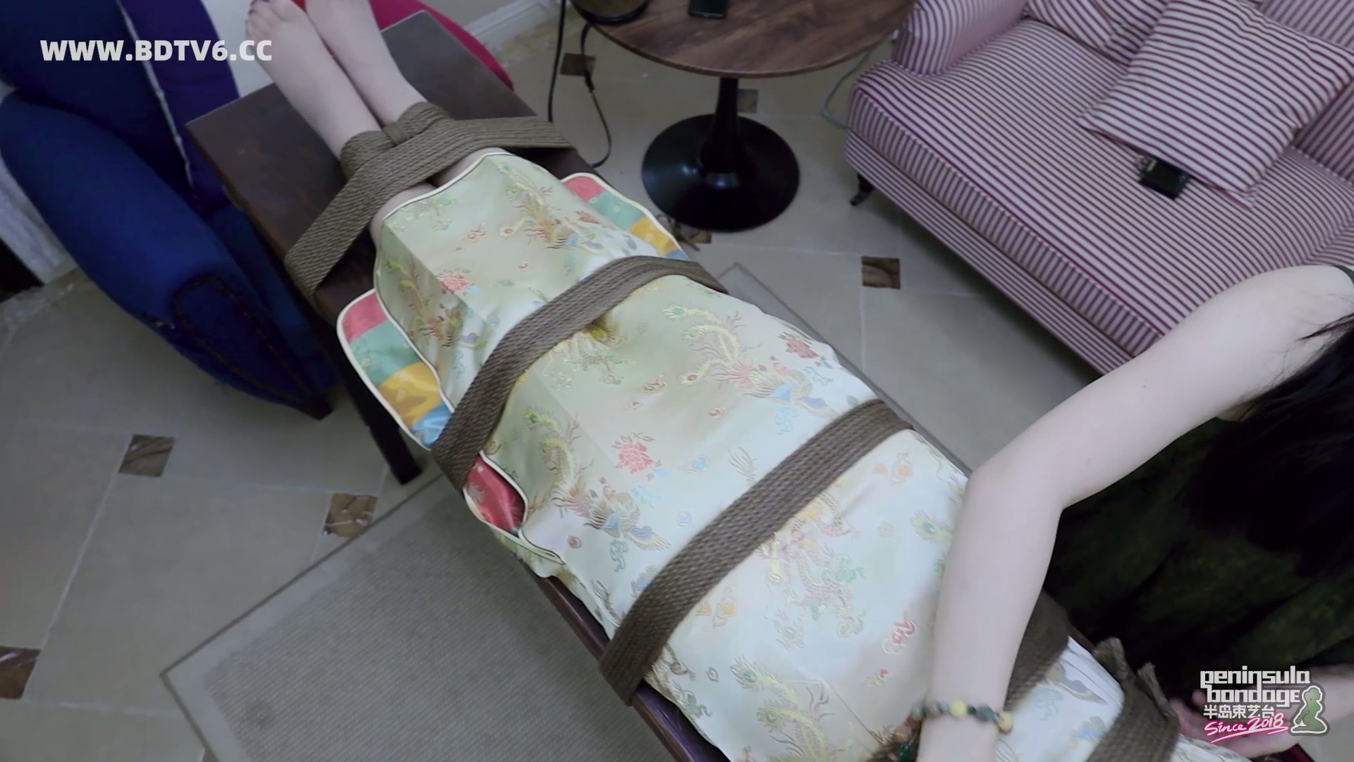 YT2870 美国定拍:长凳上的小舞娘/index.m3u8_20250705_013226.537.jpg