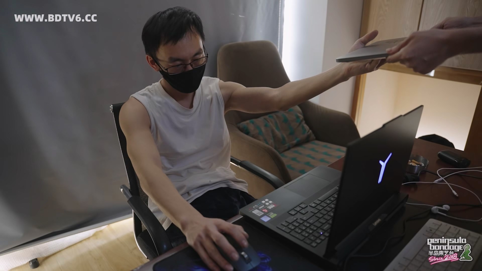 YT3030 当00后参加工作/index.m3u8_20251204_020628.687.jpg