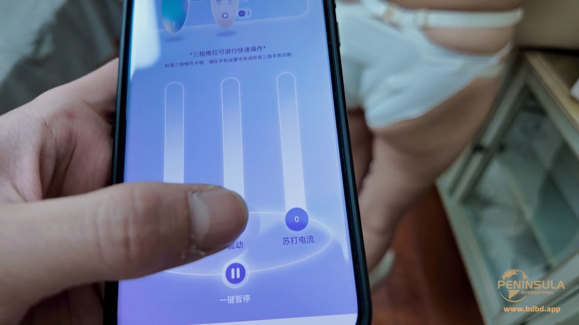 YT3188 地球人已经无法阻止她在公交站台自振了.mp4_20260508_011915.598.jpg