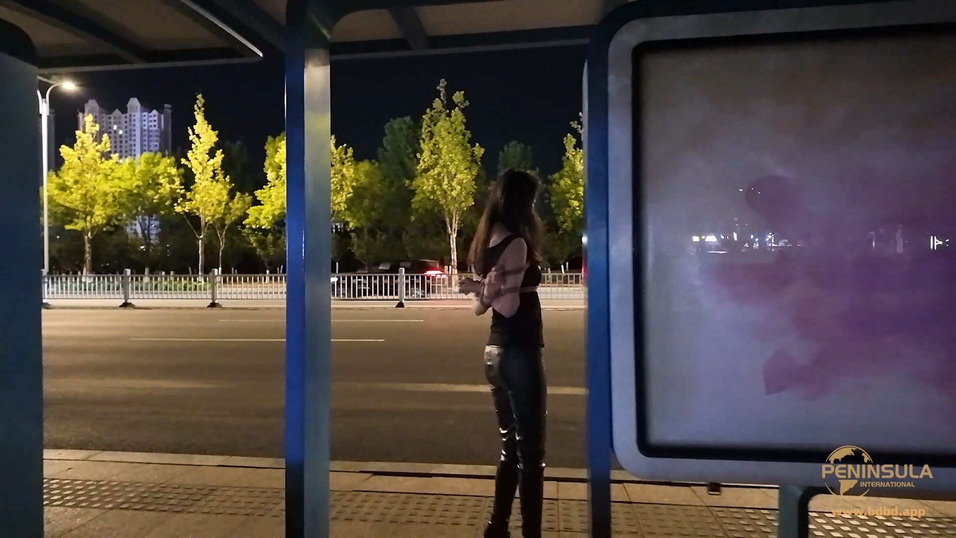 YT3188 地球人已经无法阻止她在公交站台自振了.mp4_20260508_012005.428.jpg