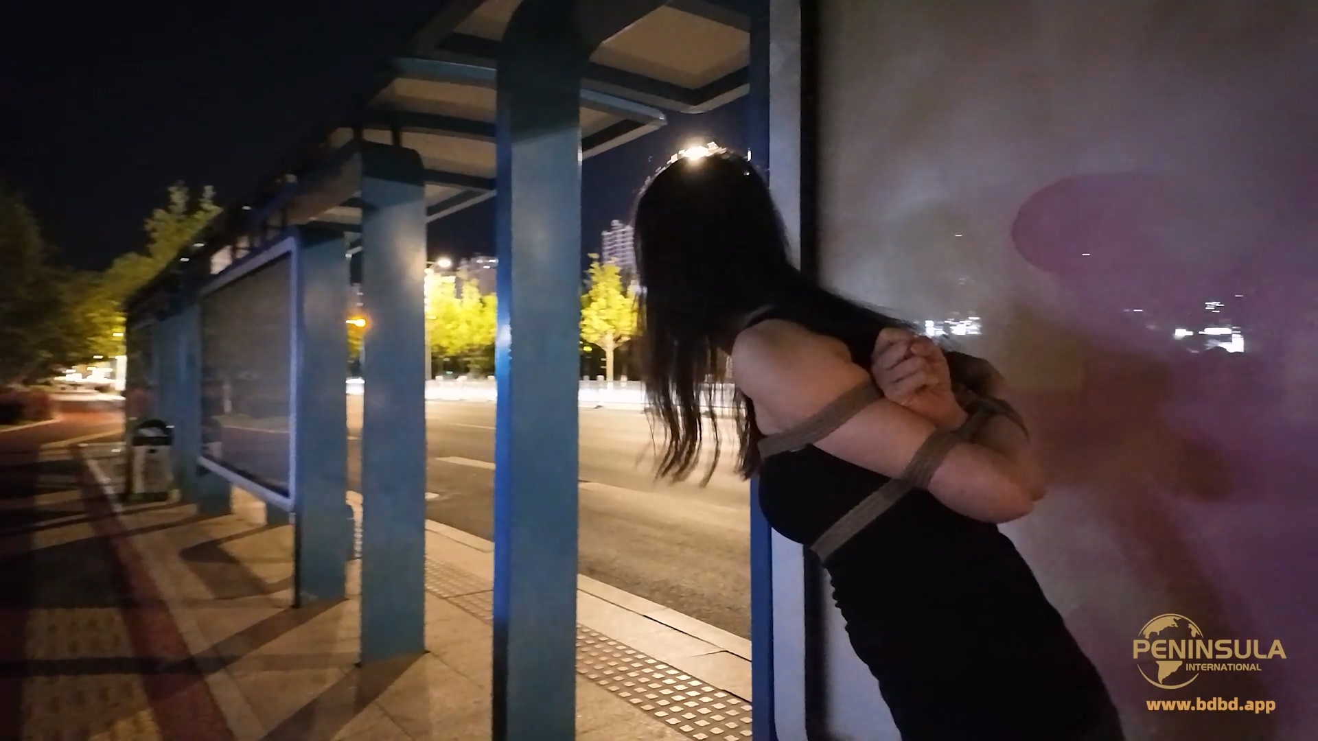 YT3188 地球人已经无法阻止她在公交站台自振了.mp4_20260508_012003.388.jpg