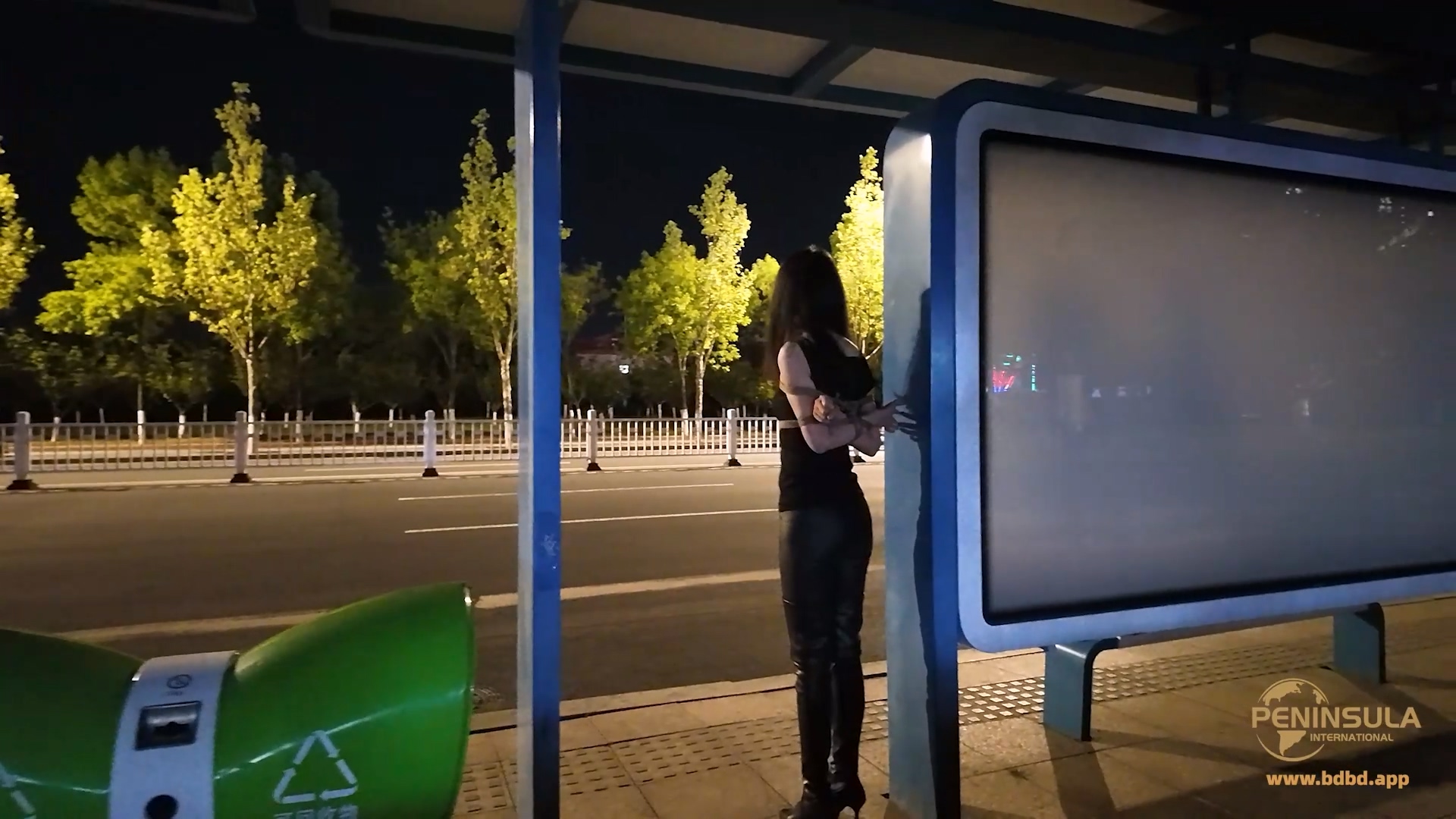 YT3188 地球人已经无法阻止她在公交站台自振了.mp4_20260508_012015.988.jpg