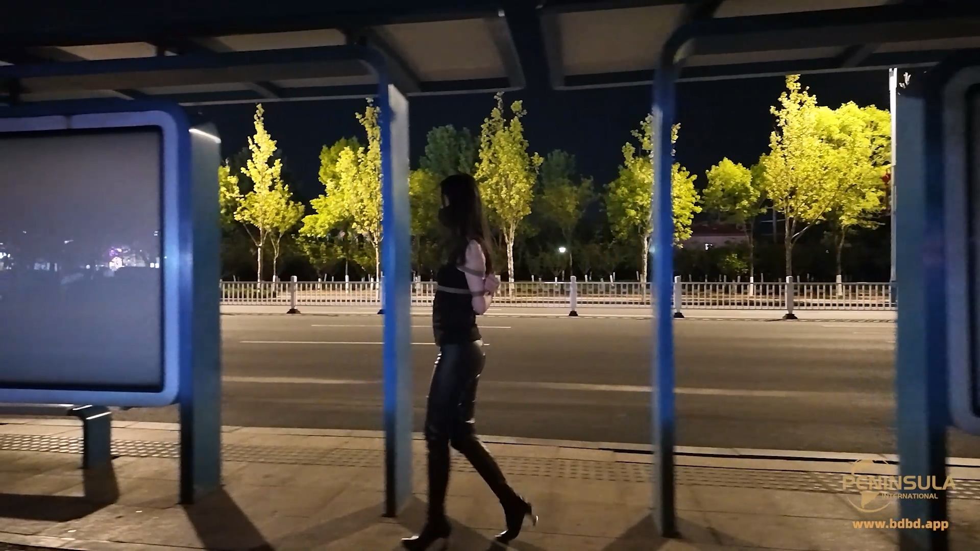 YT3188 地球人已经无法阻止她在公交站台自振了.mp4_20260508_012012.779.jpg