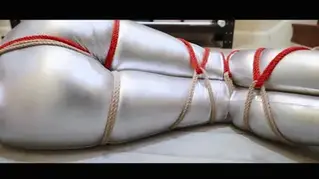 YT991 ★不太半岛的画风：银色胶衣满地挣扎