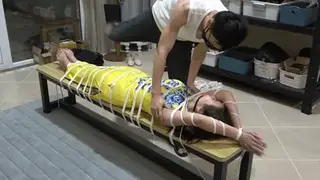 YT1228 美国定拍：黄袍里的躁动